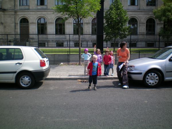 Kinder üben das Überqueren der Fahrbahn Kinder üben das Überqueren der Fahrbahn